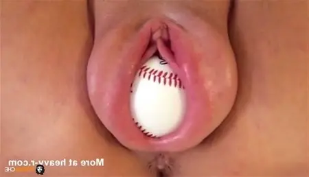 Бейсбольный мяч в пизде