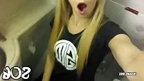 Блондинка мастурбирует в туалете самолета