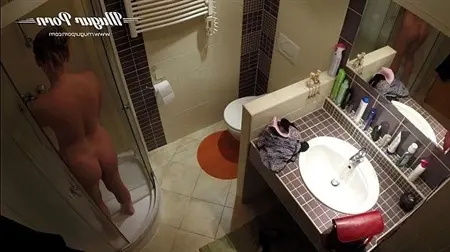 Чем она занимается в ванной, смотрим скрытую камеру