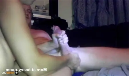 Девушка бьет мужика по яйцам во время оргазма