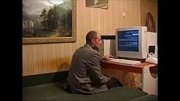 Дочь помогает папе с компьютером