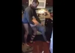 Мужик жарит сожительницу раком на кухне, включив камеру