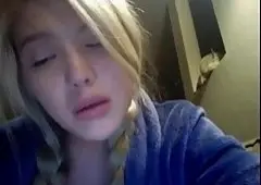 Немеццая блондинка с косичками на голове собирает токены в чате за мастурбацию