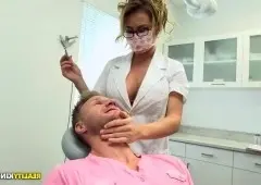 Почистил зубы стоматолога большим членом и нанизал ее на стояк