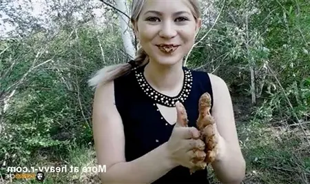 Русская девушка ест свое гавно в лесу