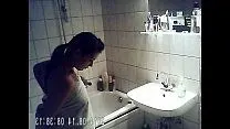 Заснял племянницу в ванной на скрытую камеру