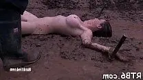 Распял голую девушку в грязи и пустил воду
